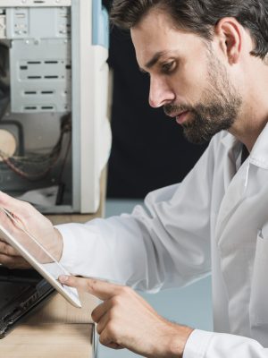 side-view-male-technician-using-digital-tablet side-view-male-technician-using-digital-tablet